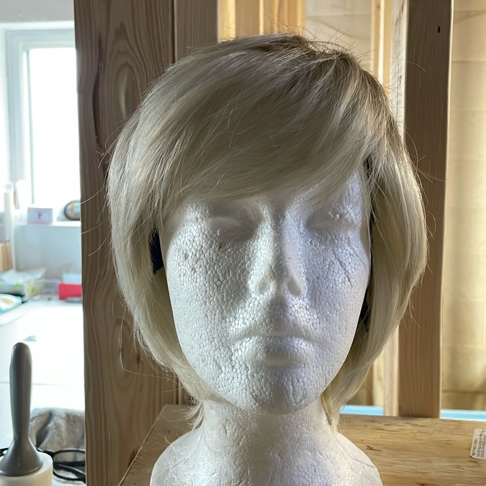 NWT 8” white blonde wig side part messy root light brown pixie cut vanilla bangs